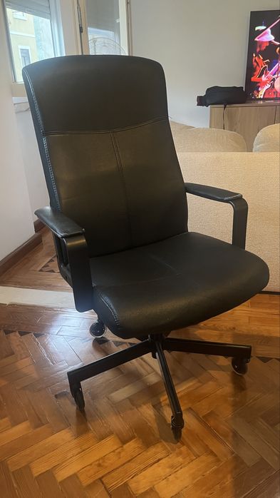 Cadeira de escritório com rodas anti risco