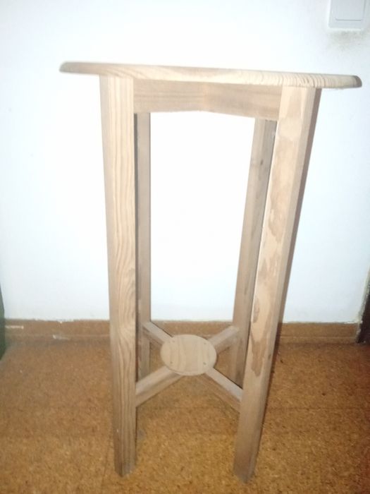 Mesa redonda em madeira