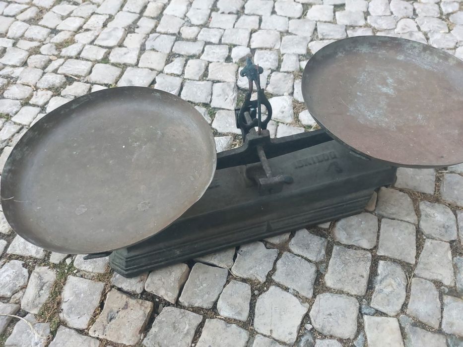 Antiga balança em ferro fundido