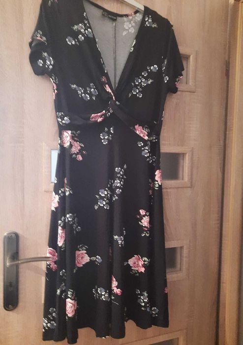 Ładna sukienka czarna w kwiatki