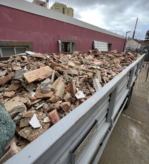Recolha de entulho móveis madeiras máquinas frigoríficos
