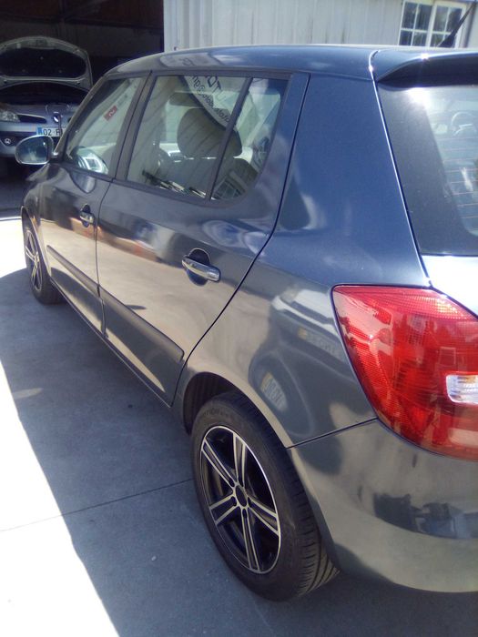 fabia em muito bom estado de pintura estovos peneus e mecanicamente venha comprovar.
