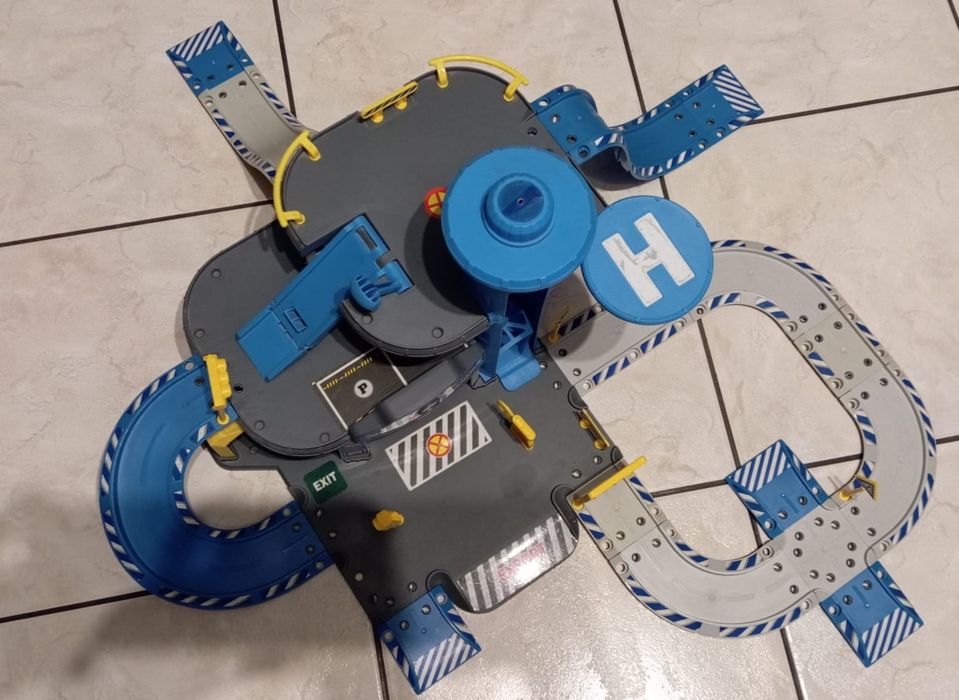 Zabawkowy garaż policyjny dwupietrowy