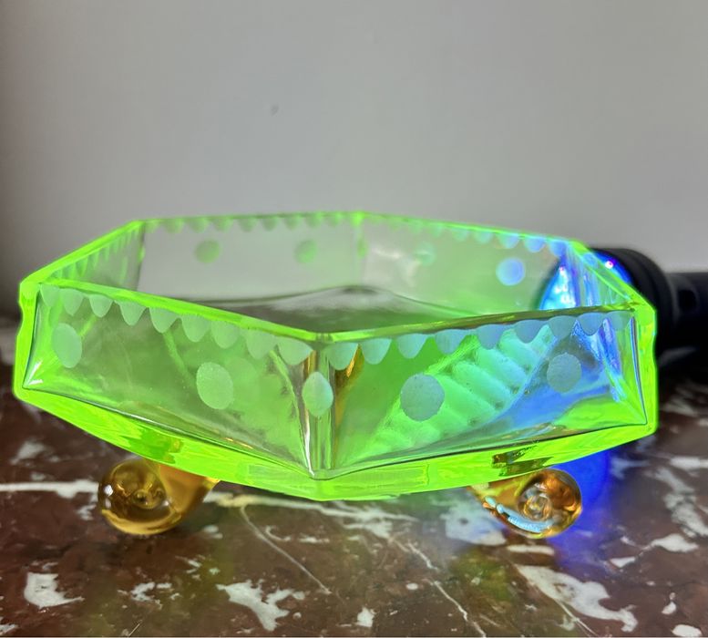 Uranowa patera art Deco