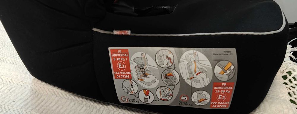 Cadeiras de carro para crianças.