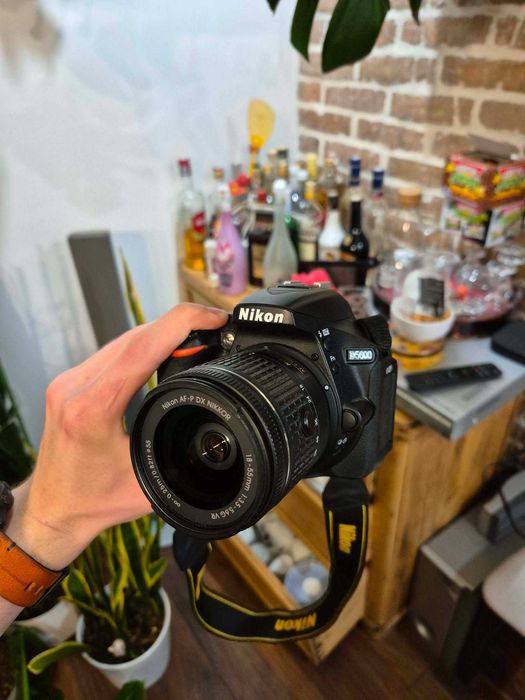 Nikon D5600 + 18-55 mm | stan idealny | niski przebieg | pełen zestaw