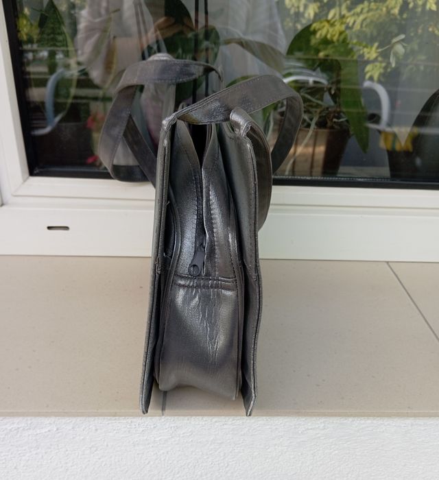 Szaro-srebrna błyszcząca sztywna torebka Belle Paris