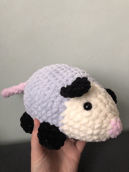 Większy pluszowy opos na szydełku