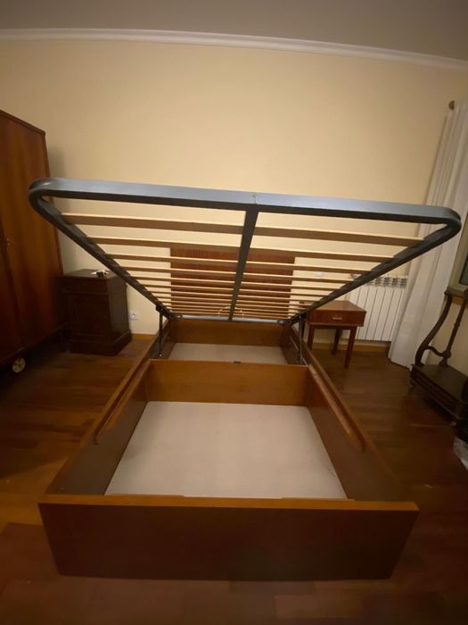 Sommier/Cama de corpo e meio + mesa de cabeceira - madeira