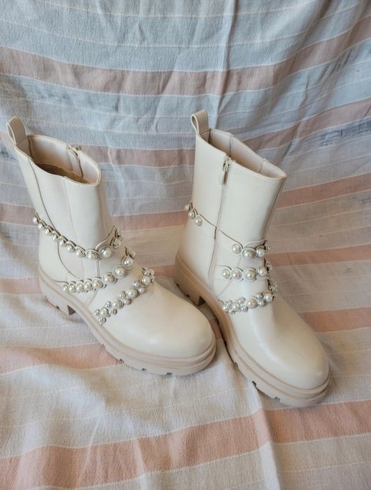 Bota branca/creme 39