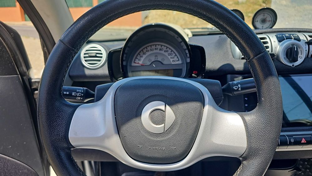 Smart cabrio de 2013 com 103.800 mil kms branco...carro esta impecável e importado...capota a trabalhar mt bem..