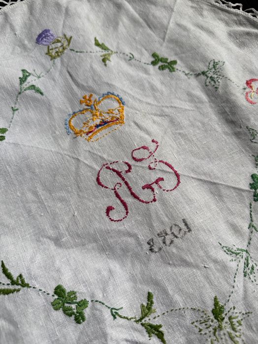 Серветка кругла вінтаж коронація  Єлизавети 2 1953 рік вишивка