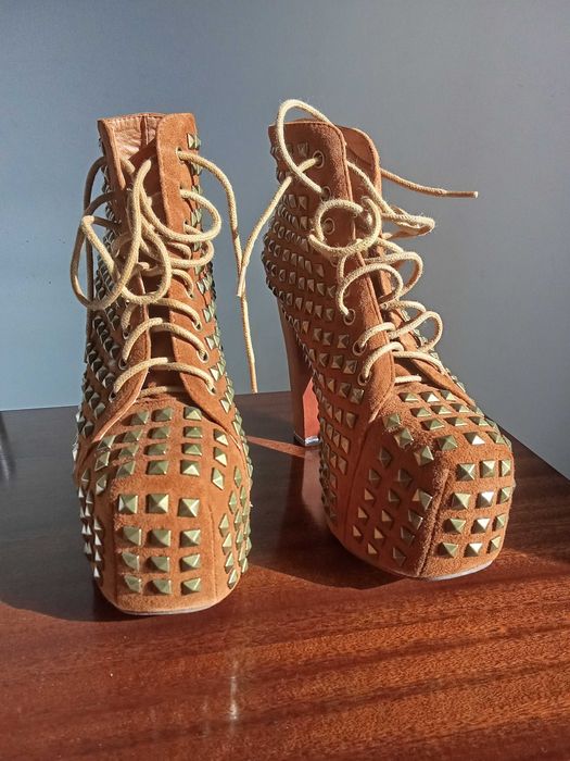 Botim de salto alto em camurça...