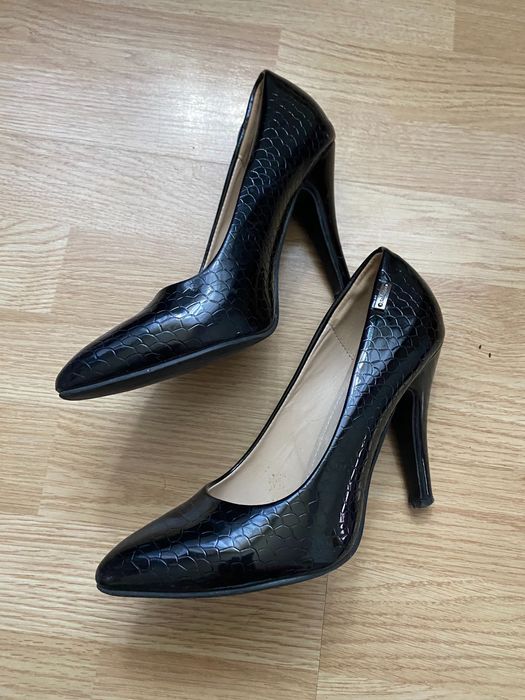 Czarne eleganckie buty na obcasie - lakierowane  - rozmiar 39