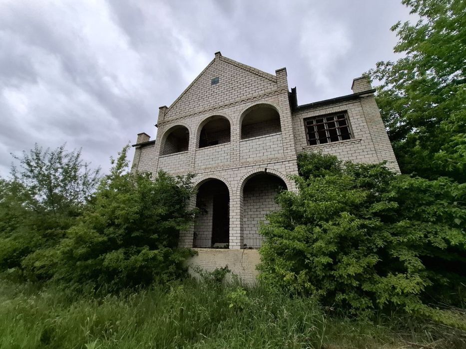 Двухэтажный дом с монсардой и гаражем внутри