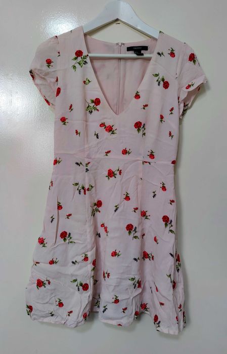 Vestido rosa claro flores vermelhas - Forever 21, S