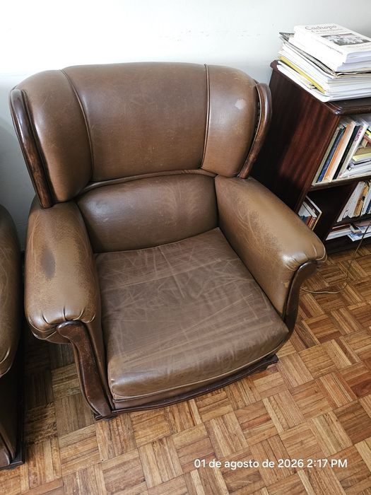 Sofá-cama e  duas poltronas em pele