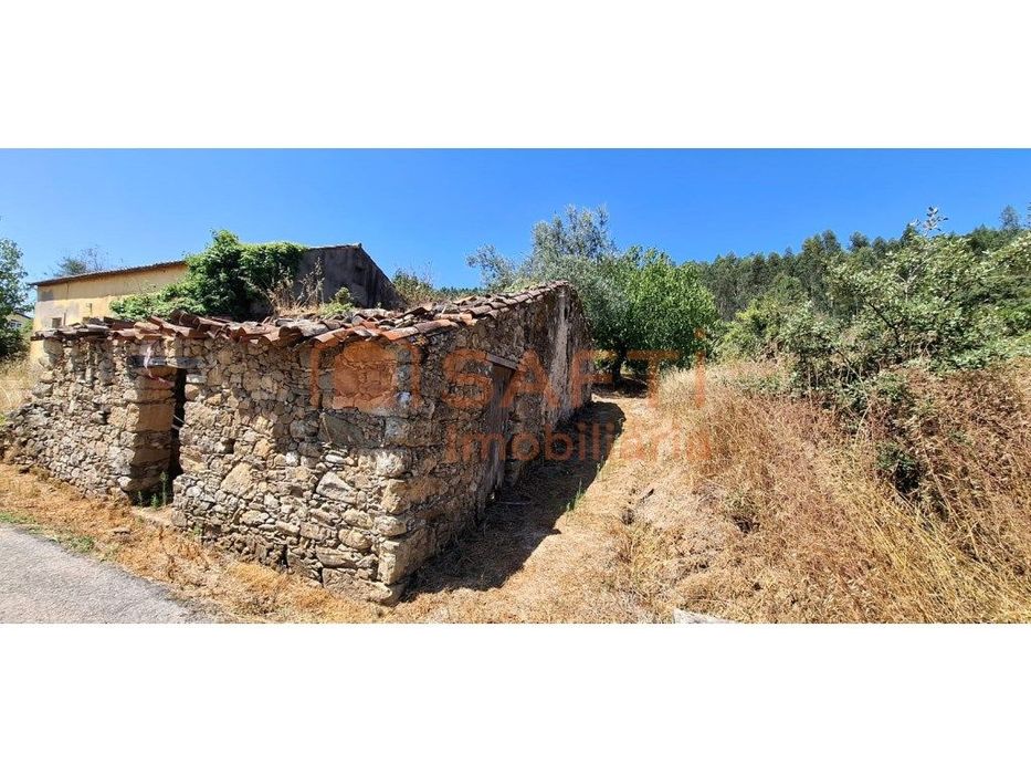 Terreno Com ruinas em Pedra para Recuperar em Aldeia Tranquila