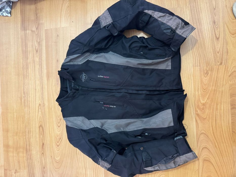 Yamaha Nmax 125 de garagem, inclui Casaco, capacete, top case e luvas.