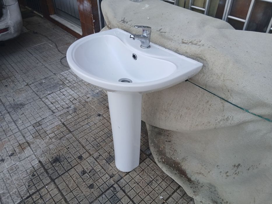 Lavatorio de pé com torneira misturadora