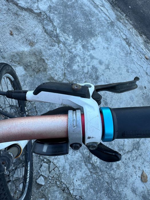 bicicleta com 2 travões de disco