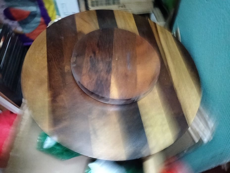 Mesa rotativa para aperitivos em madeira