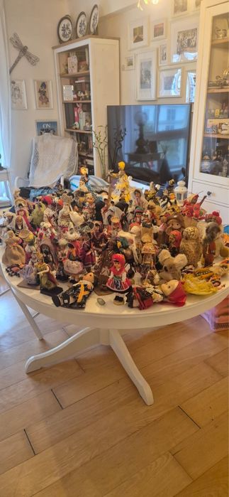 Bonecas com trajes regionais de varios paises