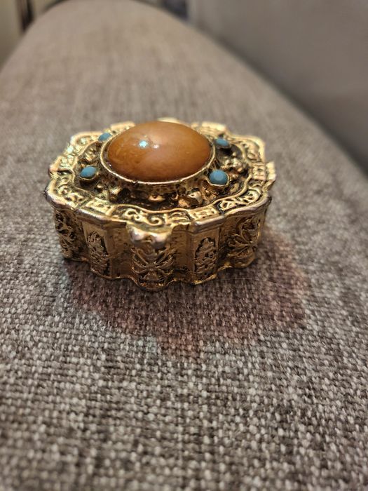 Caixinha dourada com pedras