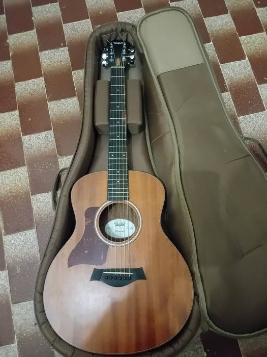 Guitarra acustica Taylor esquerdina GSmini