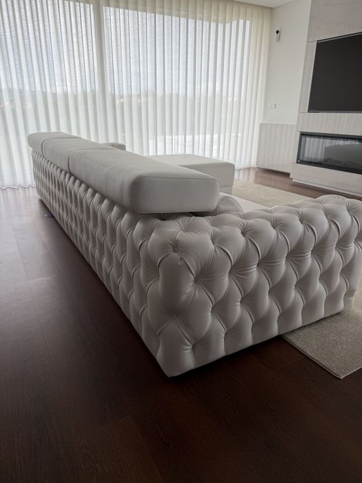 Sofá de Luxo Branco – Design Moderno c/ Capitonê e Puff Independente