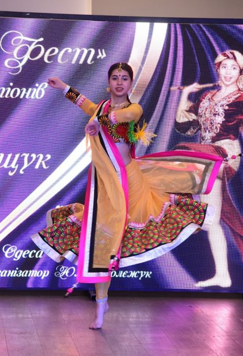 Костюм для индийского танца( Болливуд) р-р S. На рост до 165.