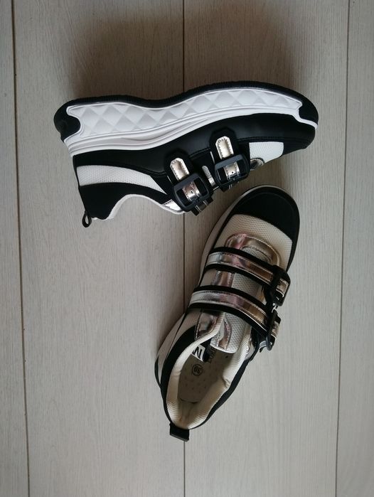 Кросівки нові Loretta 39