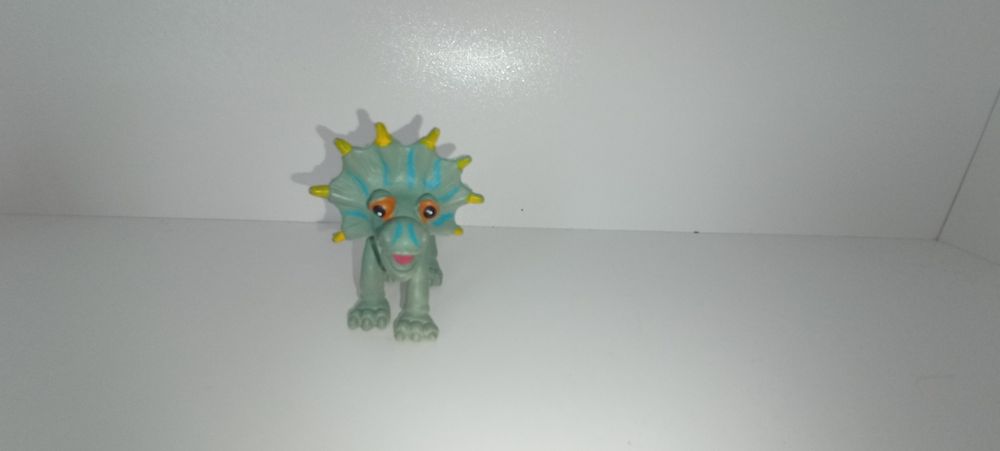 5 figurek dinozaurów
