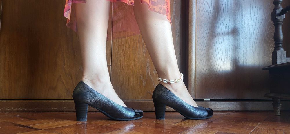 Sapatos Pretos/Prateados Tam 37