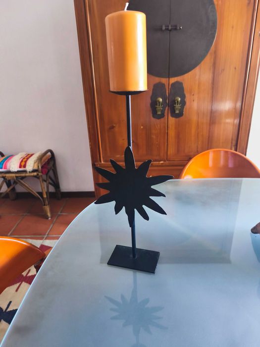 Castiçal em ferro, com sol