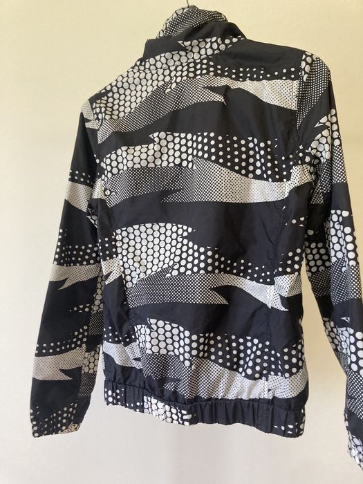 Impermeável HM preto e branco com padrão