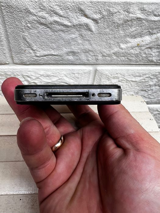 Продам IPhone 4s на айклауді