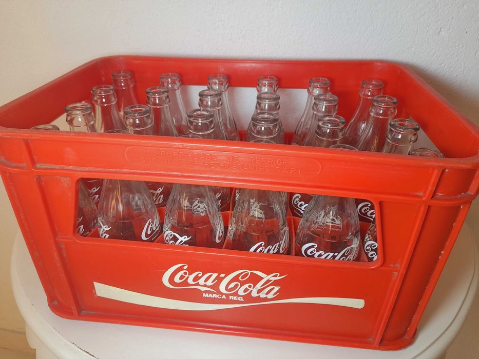 Grade Coca-Cola Vintage com 24 Garrafas de Vidro - Ícone Retro!