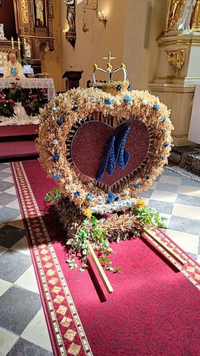 Wieniec dożynkowy plon korona dożynkowa Maryja motyw maryjny