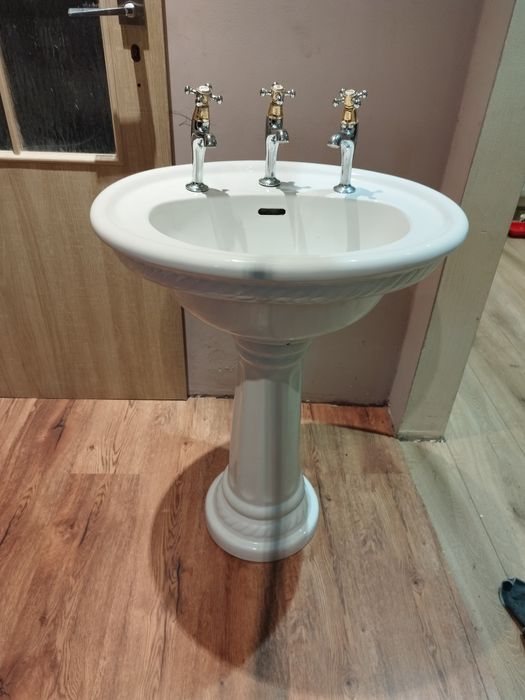 Stara umywalka z trzema kranami