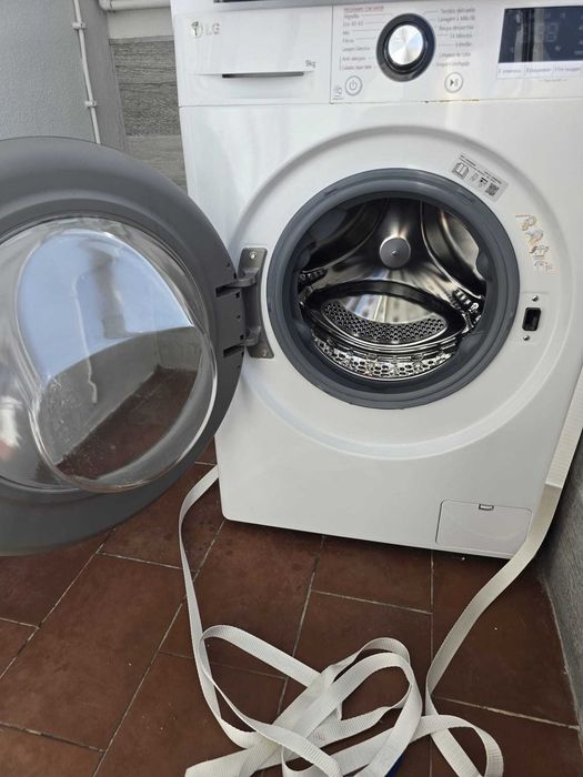 Máquina de Lavar Roupa LG 9kg / 1400 RPM com IA e Vapor (F4WV3009S6W) – Como Nova