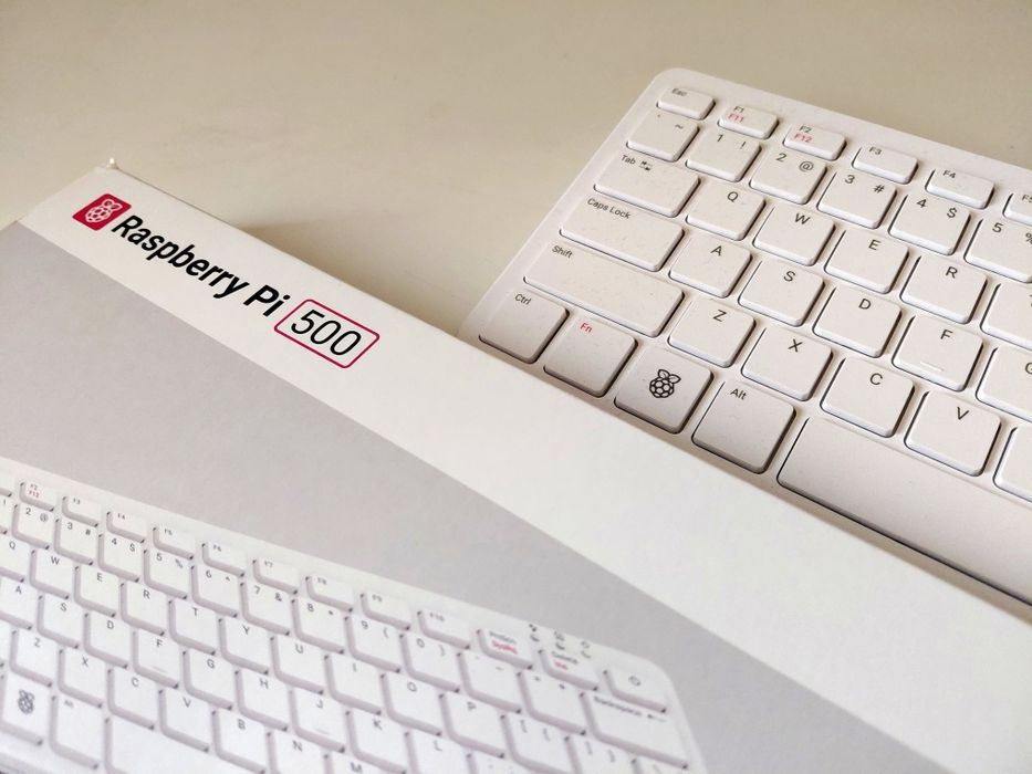 Raspberry Pi 500 + alimentação