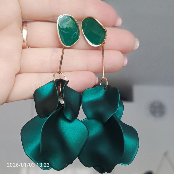 Nowe długie lekkie szmaragdowo-złote kolczyki płatki stal nierdzewna