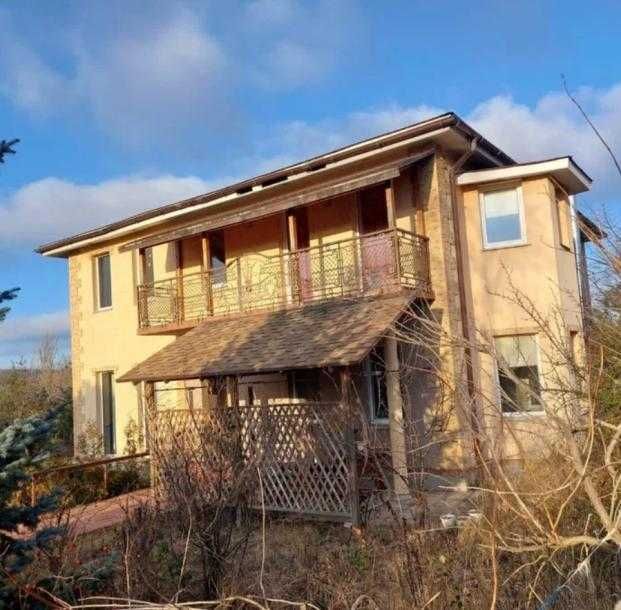 Терміново продам 2-х поверховий будинок в Дергачах, р-н центру.