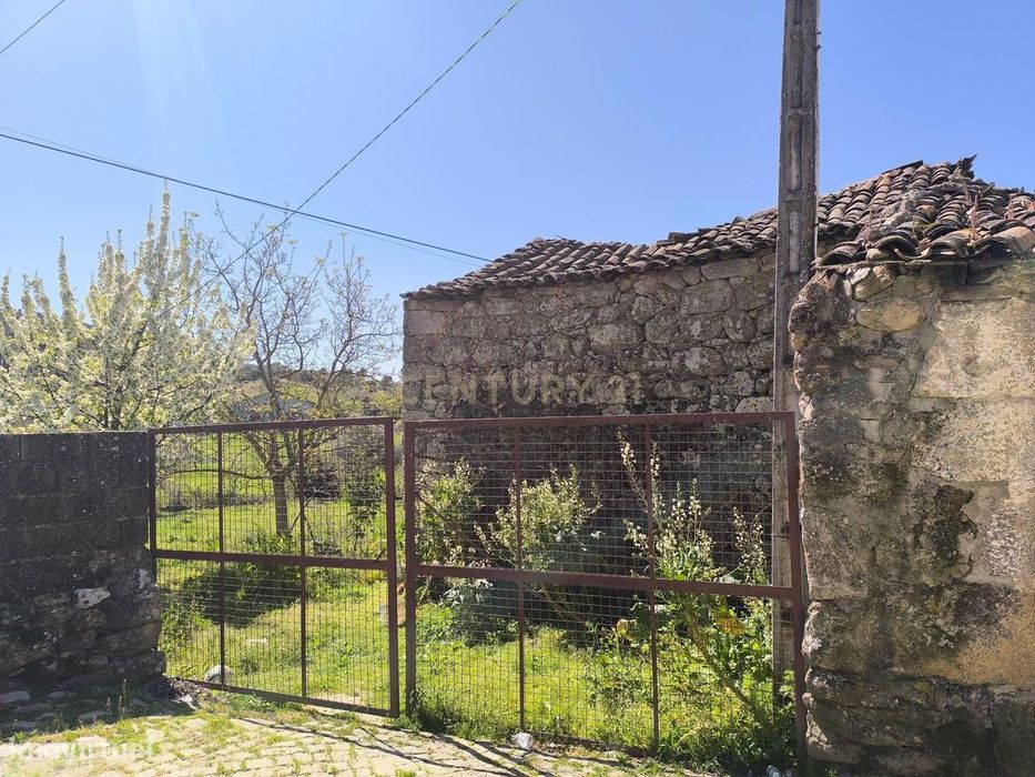 Casa antiga, em pedra de granito, com terreno, poço e árvores de fruto