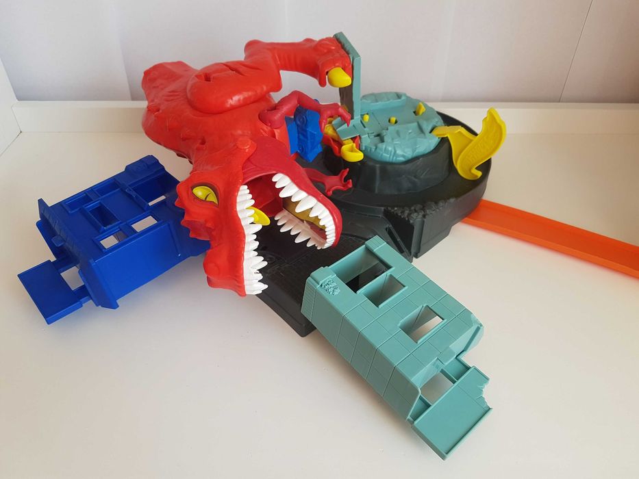 Hot wheels atak t-rexa