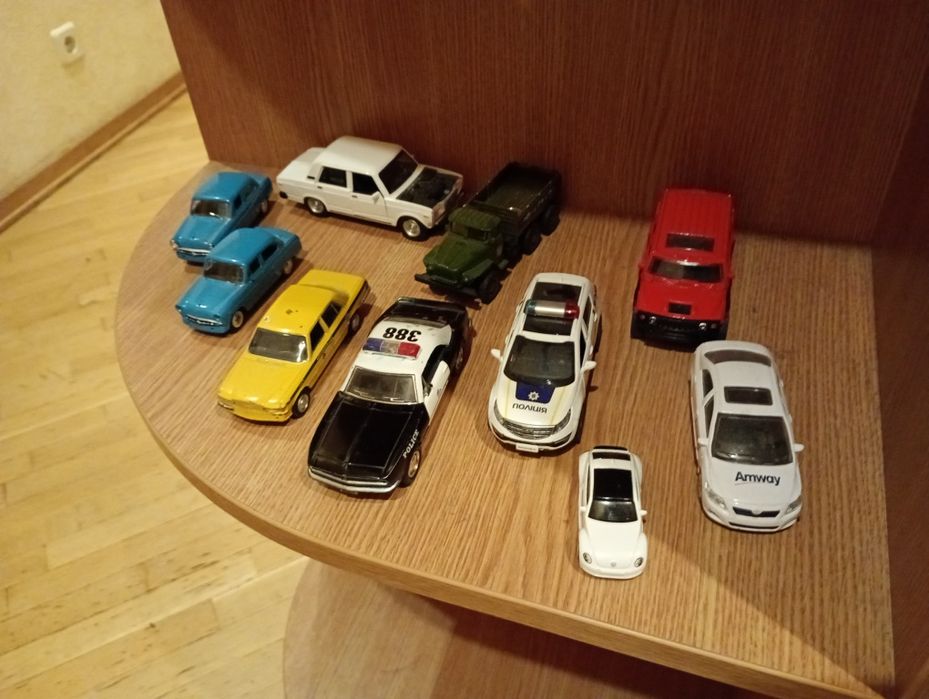 Продам колекційні машинки