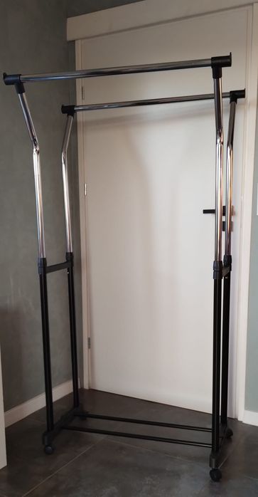 Wieszak stojący na kółkach regulowany