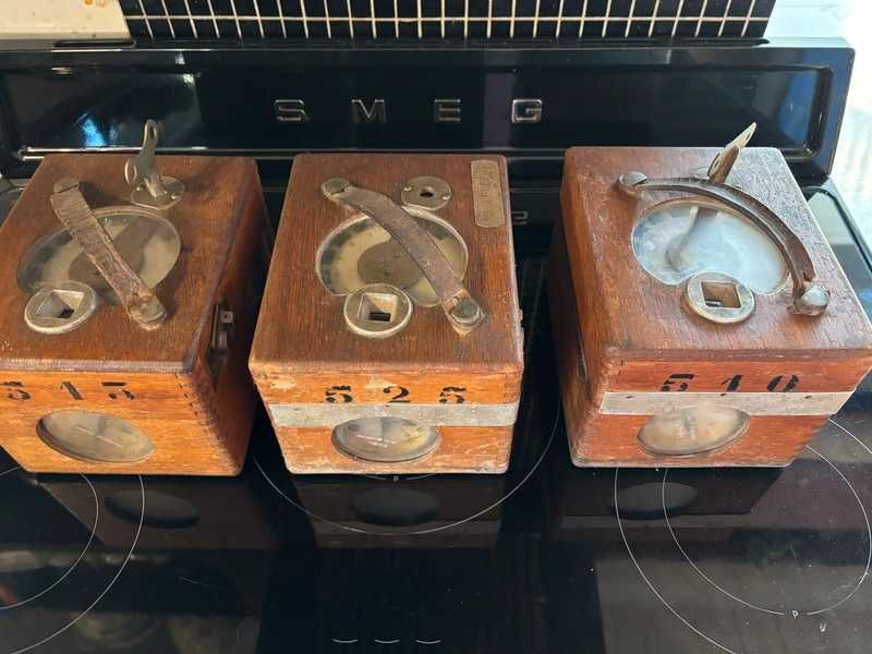 Lote de relógios antigos de chegada de pombos