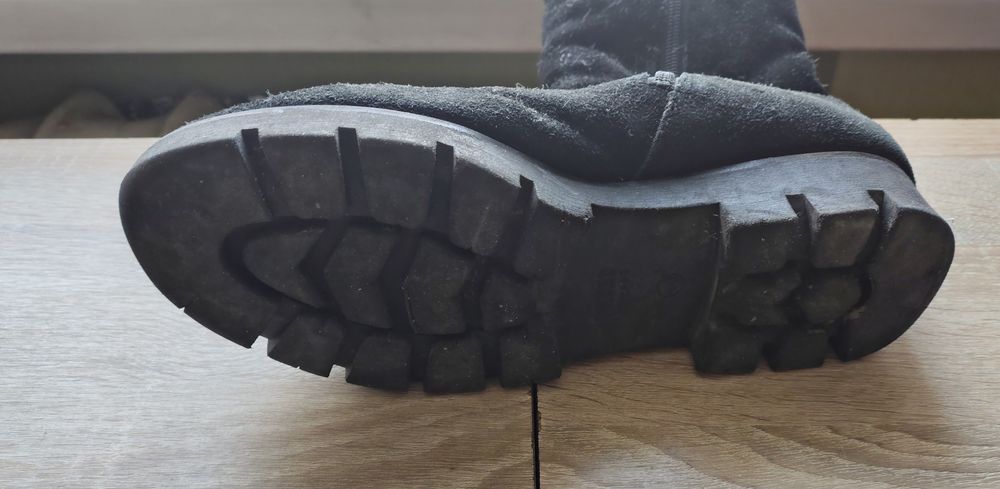 Чорні зимові замшеві високі сапожки р.40